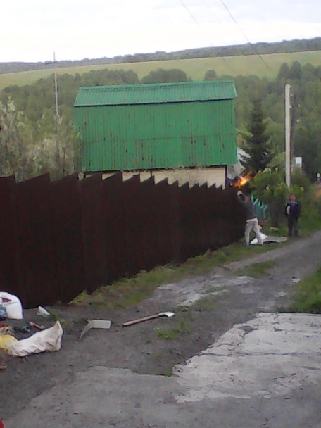 
из сетки-рабицы, профлиста, евроштакетника, дерева. 






